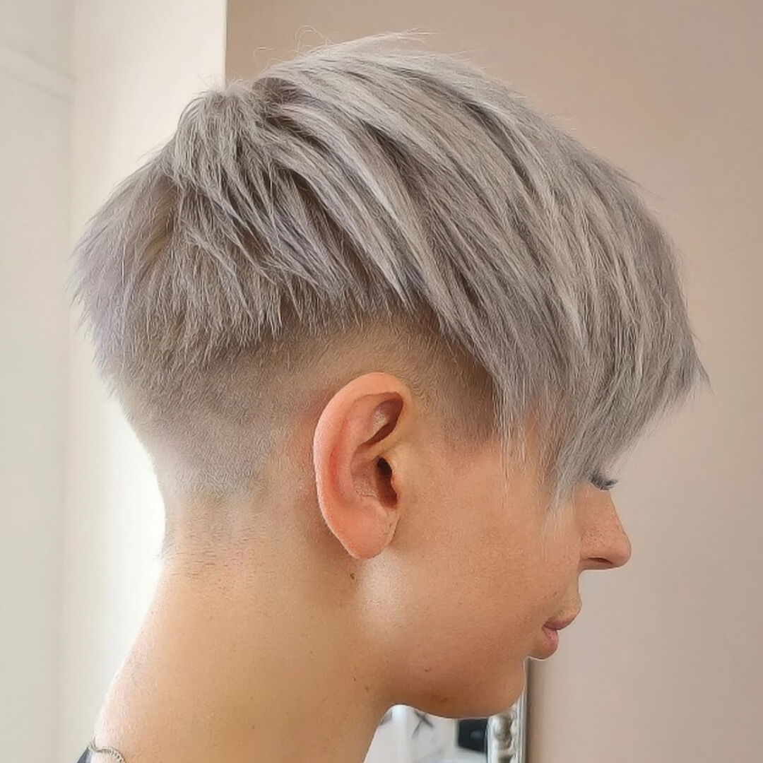 Coupe cheveux courte gris